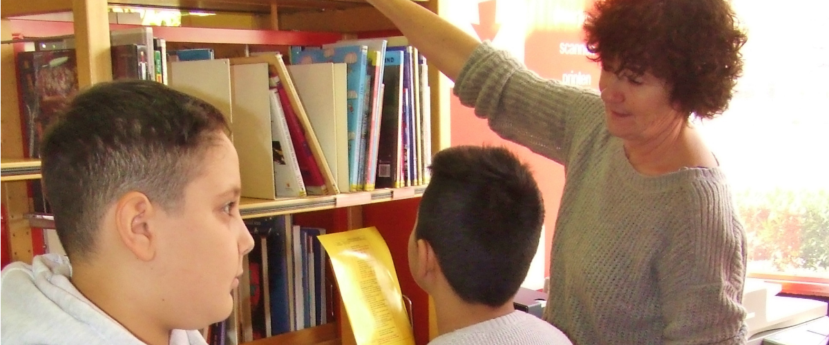 3 kinderen testen Bieblo uit aan in een bibliotheek