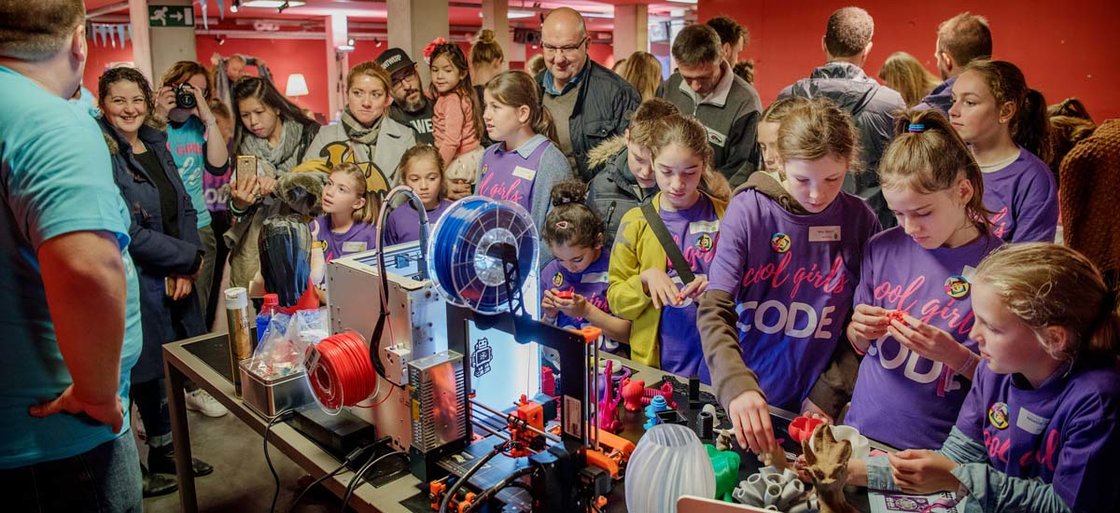Coder event voor meisjes waarop meisjes bezig zijn met het bouwen van robots