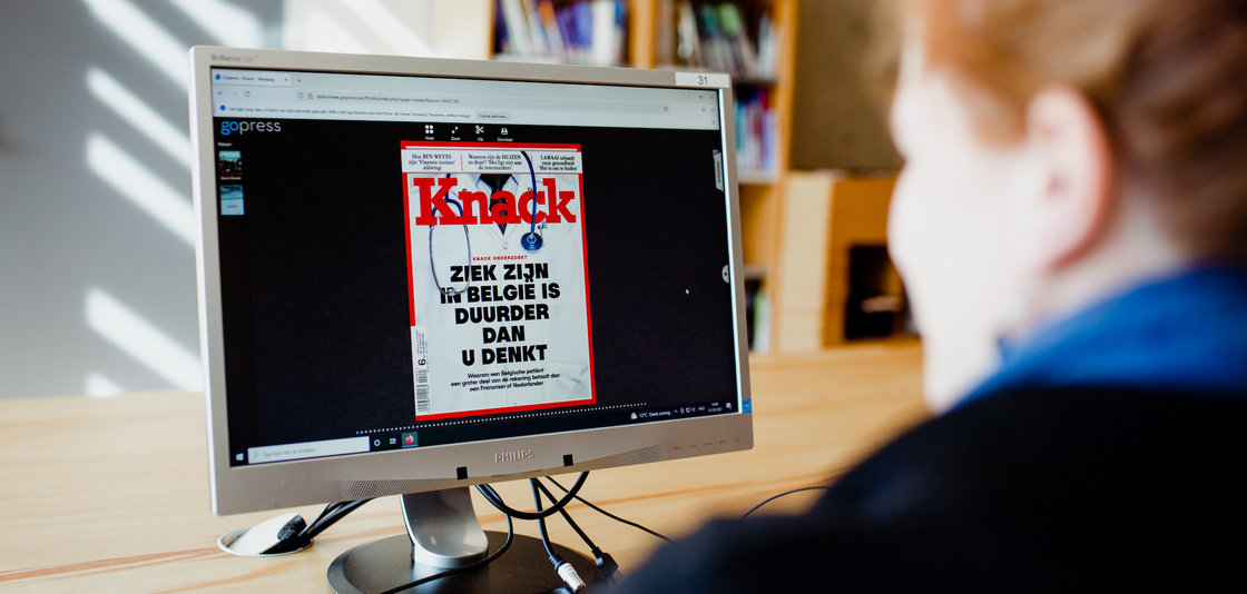 scherm van gopress met een knack-tijdschrift en een wazige gebruiker die kijkt naar het scherm