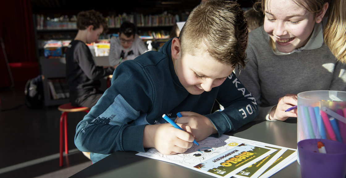 Kinderen kleuren een kleurplaat in van Bieblo.