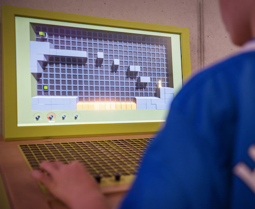 interface van een arcadegame met over shoulder shot van een speler met een blauwe trui