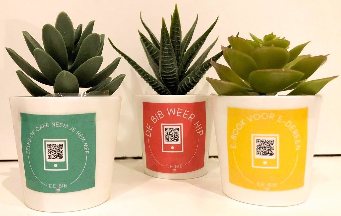 3 plantjes met een sticker die e-boeken promoot