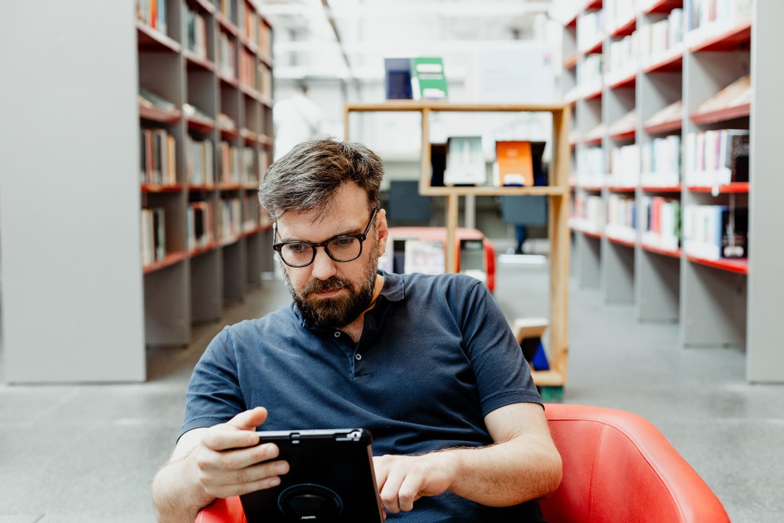 Geautomatiseerde marketing - man op tablet in de bib
