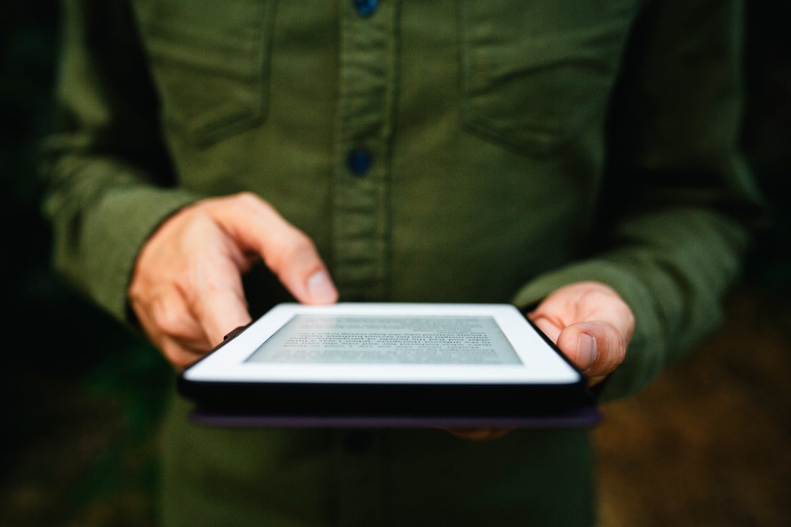 Man met e-reader