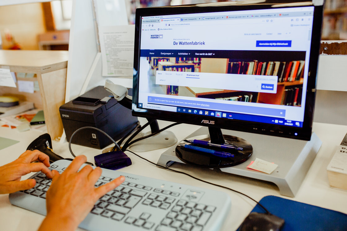Foto van computerscherm met bibcatalogus