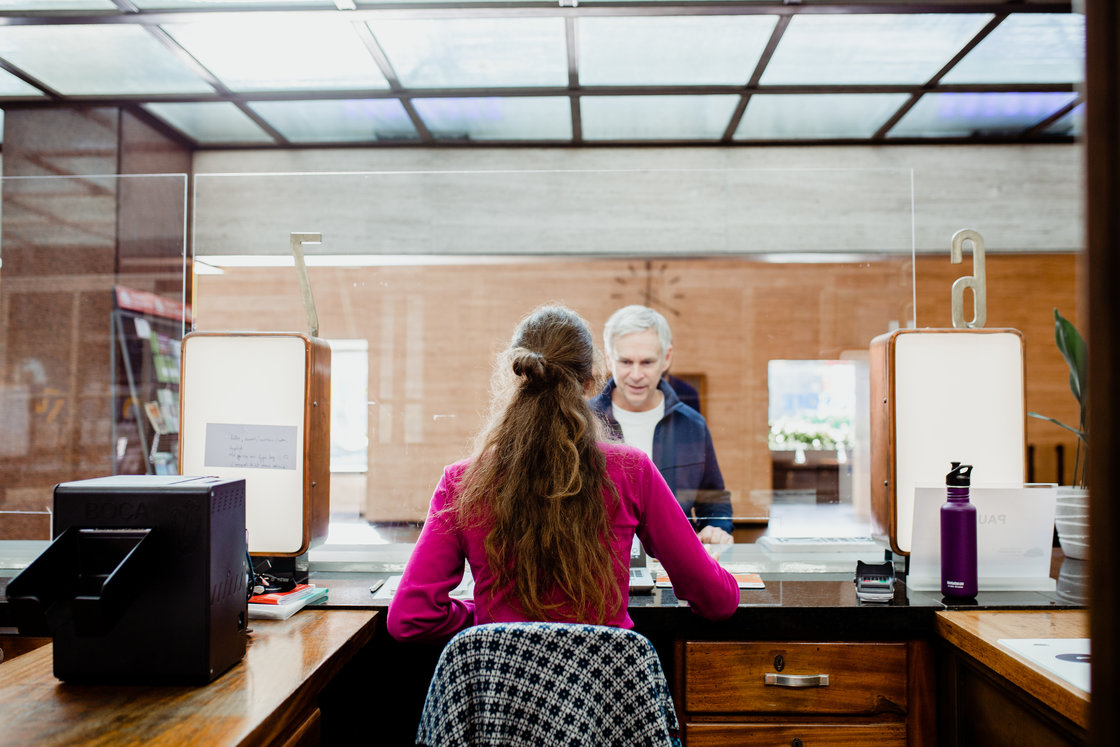 Touchpoint: baliemedewerker bedient bezoeker