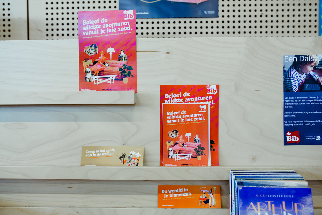 Foto van flyers over e-boeken in de bib