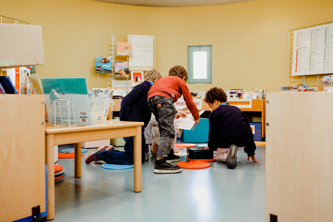 Kinderen die Bibster spelen in de bib