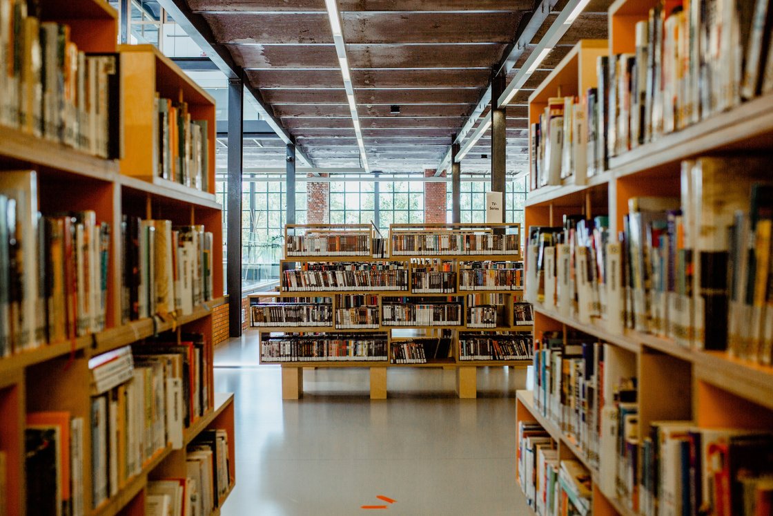 Foto van boekenrekken in bib Herzele