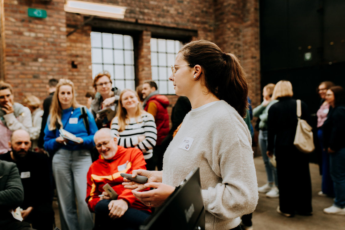 Foto van Maud die is uitlegt tijdens Connect & co. 24