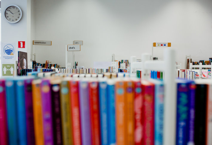 rij boeken in een bibliotheekrek
