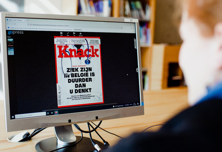 scherm van gopress met een knack-tijdschrift en een wazige gebruiker die kijkt naar het scherm