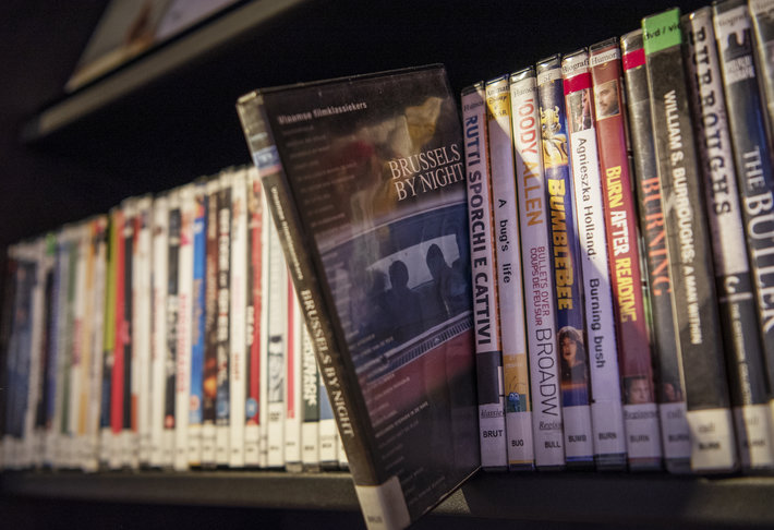 rij dvd's met etiket van de bib en 1 dvd valt er bijna uit