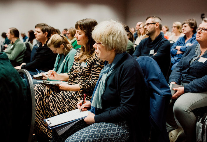 Publiek let op tijdens een workshop.
