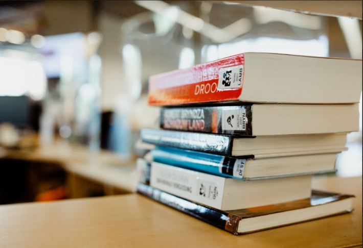 Op de infobalie van een bibliotheek ligt een stapel van 6 boeken.