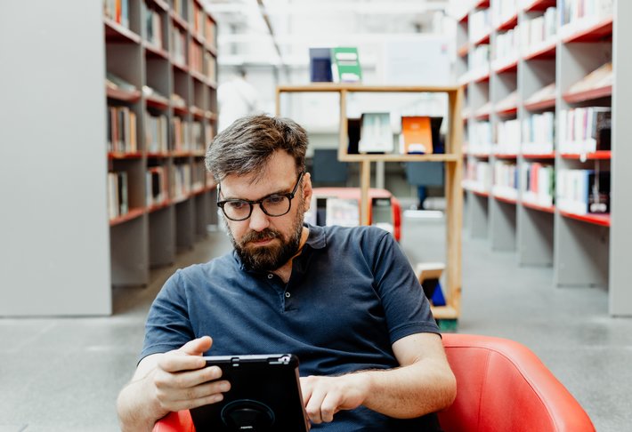 Geautomatiseerde marketing - man op tablet in de bib