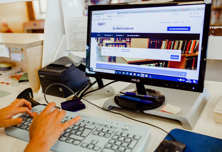 Foto van computerscherm met bibcatalogus
