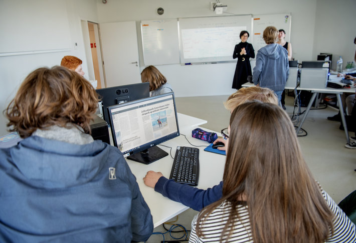 Foto van het gebruik van krantenkiosk in de klas
