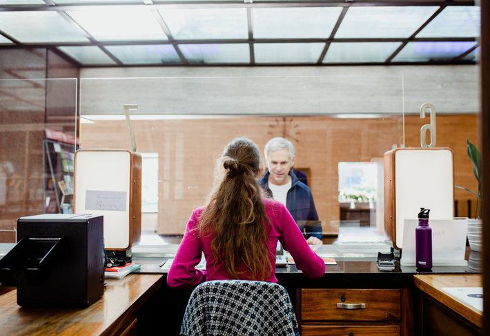 Touchpoint: baliemedewerker bedient bezoeker