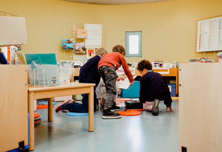 Kinderen die Bibster spelen in de bib