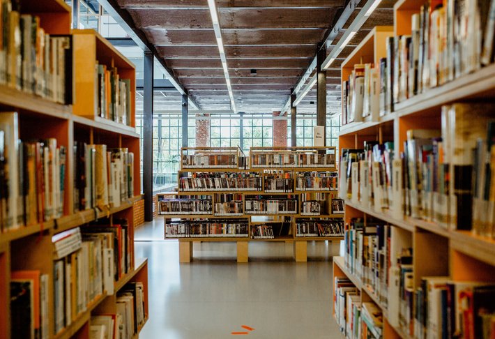 Foto van boekenrekken in bib Herzele