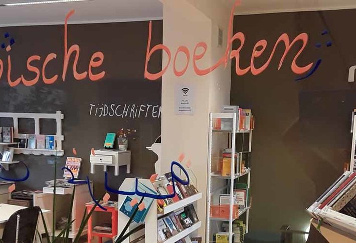 Foto van de Arabische boekencollectie in de fysieke bibliotheek van Sint Joost.