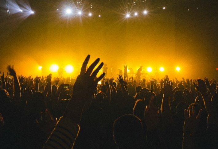 publiek kijkt naar de livestreaming van een concert