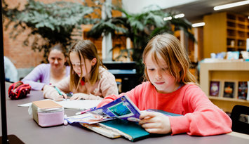 Kinderen die lezen in de bib