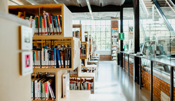 Foto van boekenrekken in de bib