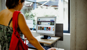 Persoon die iets zoekt in de bibcatalogus